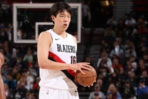 拓记:杨瀚森较好地完成了轮换内的任务 也有亮眼表现